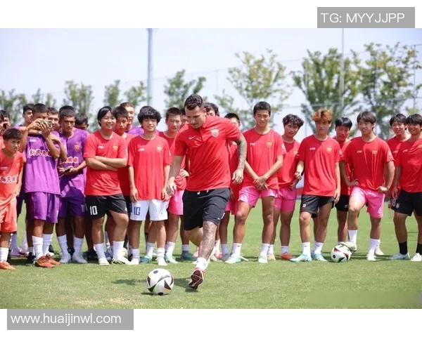 足球球星肌肉力量展示揭秘运动员训练背后的辛勤付出与坚持